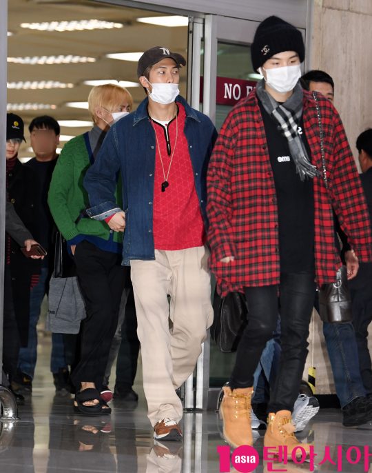Group BTS (BTS) (RM, Sugar, Jin, J-Hop, Jimin, V, Jungkook) is performing airport fashion through Entrance through Gimpo International Airport after the concert of BTS WORLD TOUR LOVE YOURSEL in Tokyo on the morning of the 25th.
