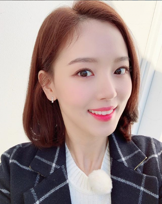 Actor Kang Han-Na encouraged Running Man shooterOn Tuesday, Kang Han-Na released a photo on his XING (SNS) with an article entitled Meet me at Running Man on the 25th.Kang Han-Na in the photo is staring at the camera with a bright smile.The netizens who watched the photos showed various reactions such as My sister is so beautiful and I will use my room.On the other hand, Kang Han-Na appeared as a guest on Running Man from the 18th, and gave a smile to viewers with his unique charm.