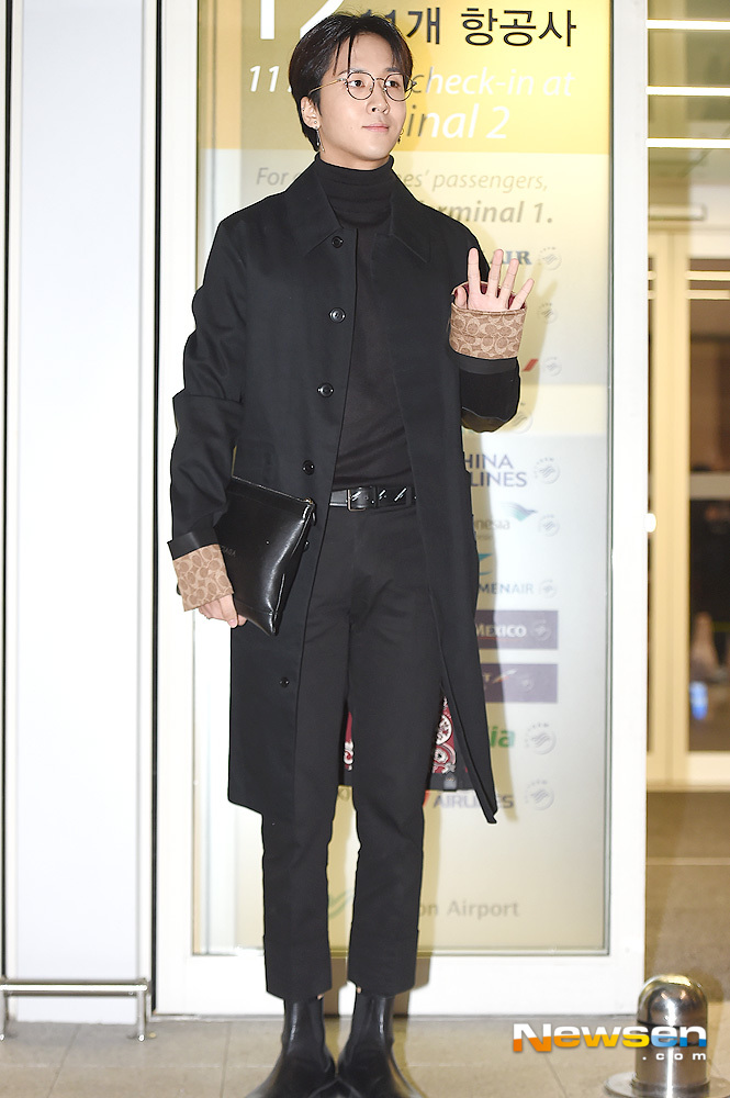 VIXX Ravi departed for Hong Kong on the morning of November 25th through the Incheon International Airport in Unseo-dong, Jung-gu, Incheon.VIXX (VIXX) Ravi is hand-in-hand before leaving the country.useful stock