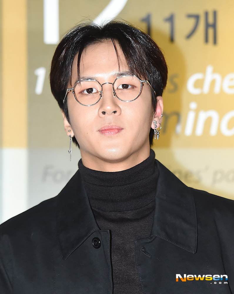 VIXX Ravi was departed to Hong Kong on the morning of November 25th through the Incheon International Airport in Unseo-dong, Jung-gu, Incheon.VIXX (VIXX) Ravi poses ahead of Departure on the day.useful stock