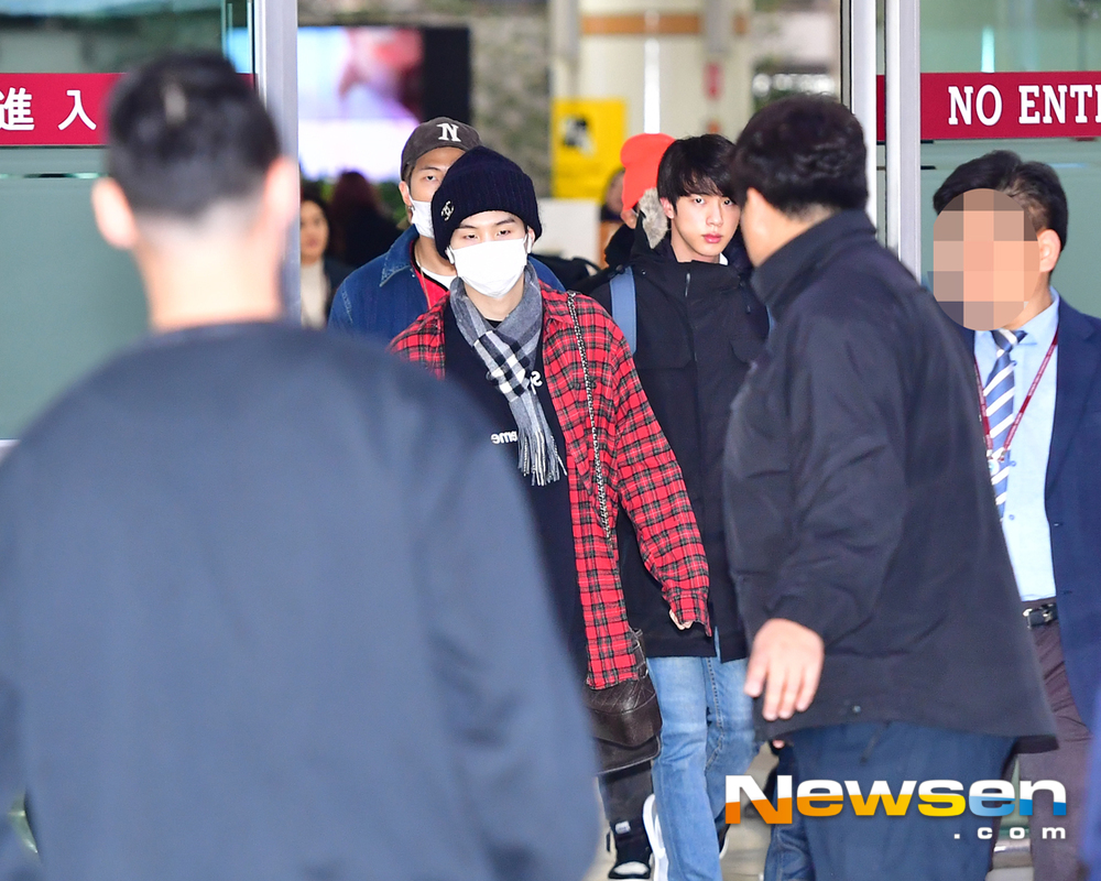 BTS arrived at the airport fashion show via Gimpo International Airport on the afternoon of November 25 after finishing the Japan performance.On the day, BTS (RM, Sugar, Jean, Jay-Hop, Jimin, V, Jungkook) walks out of the arrival hall.Jang Gyeong-ho