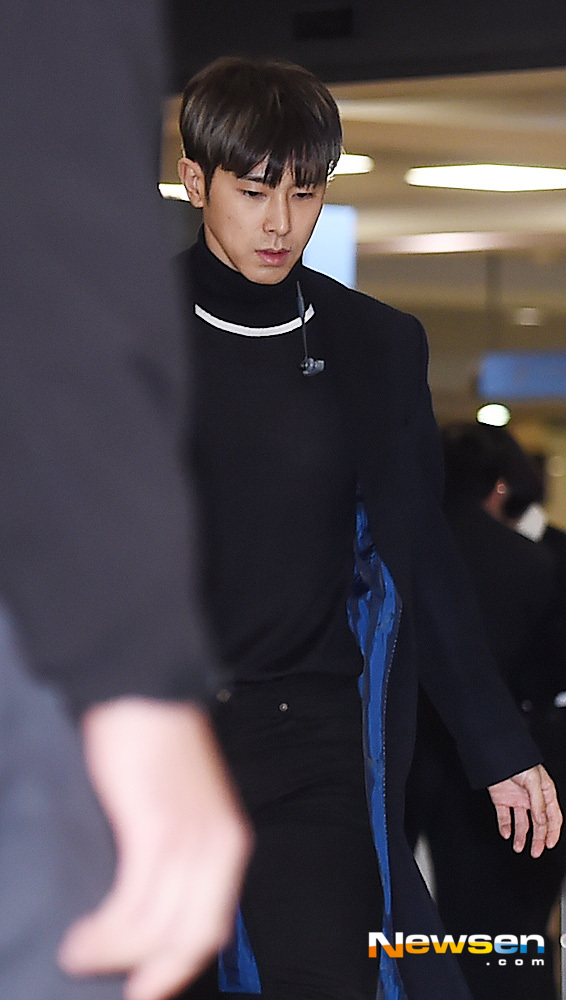 Group TVXQ finished the Japan performance schedule on the afternoon of November 25 and Entrance was performed through the Incheon International Airport in Incheon Jung-gu.TVXQ Yunho is leaving the Entrance Golden Gate Bridge.useful stock