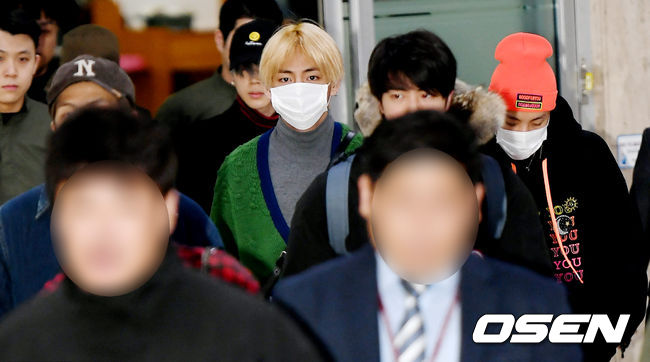 Group BTS (BTS) is returning home through Gimpo International Airport in Banghwa-dong, Gangseo-gu, Seoul on the afternoon of the 25th after finishing its overseas schedule.BTS is leaving the Arrival Point.