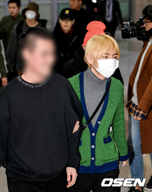 Group BTS (BTS) is returning home through Gimpo International Airport in Banghwa-dong, Gangseo-gu, Seoul on the afternoon of the 25th after finishing its overseas schedule.BTS V is leaving the Arrival Point.
