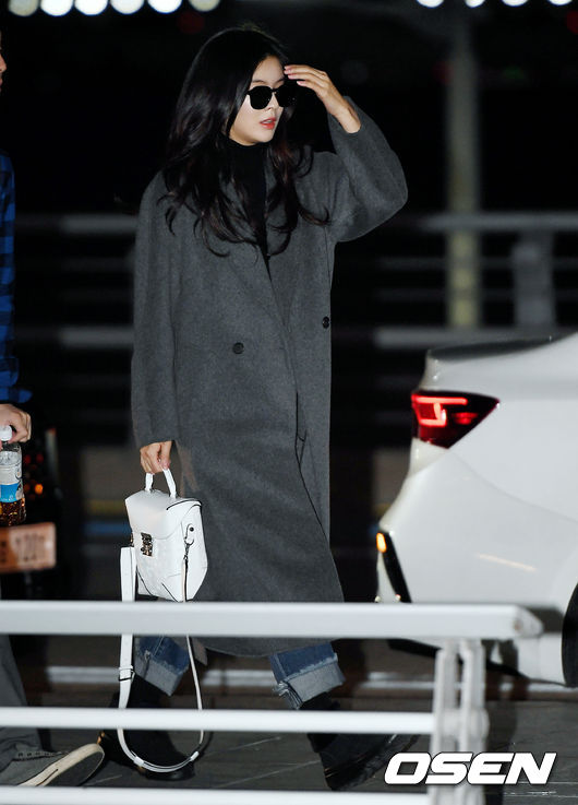 Actor Lee Sun-bin is leaving for Hawaii through the first passenger terminal of Incheon International Airport on the afternoon of the 25th.Lee Sun-bin is heading for the Departure hall,