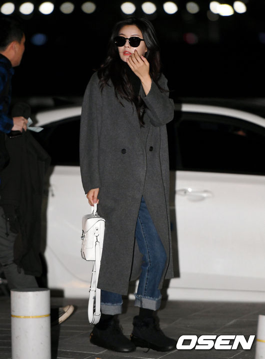 Actor Lee Sun-bin is leaving for Hawaii through the first passenger terminal of Incheon International Airport on the afternoon of the 25th.Lee Sun-bin is heading for the departure hall,