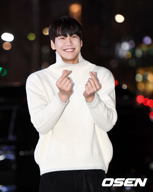 Actor Kim Young-kwang attends tvN Nine Room Party with staff at a restaurant in Seoul Sinsa-dong, Gangnam on the afternoon of the 25th.