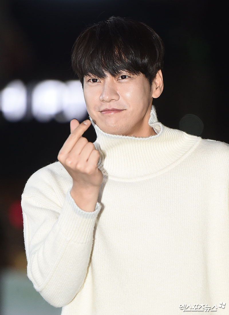 On the afternoon of the 25th, he is taking an actor pose attending the TVN weekend drama Nine Room Party with staff at a restaurant in Nonhyeon-dong, Seoul.