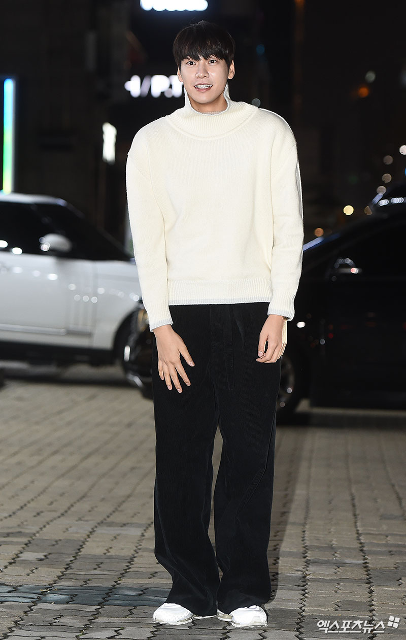 Actor Kim Young-kwang, who attended the TVN weekend drama Nine Room Party with staff at a restaurant in Seoul Nonhyeon-dong on the afternoon of the 25th, poses.
