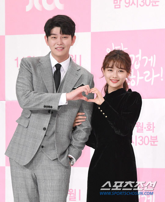 JTBCs new monthly drama Once clean up hot finally takes off the veil.Based on Dongmyeongs popular Web tone, Steam Hot Once is a sterile healing romance that meets and unfolds with CEO Jang Sun-jung, a flower-stepping company whose cleanliness is more important than life, and Kim Yoo-jung, a passion-manipulator who has survived before cleanliness.It was originally scheduled to air in April following the Uracha Waikiki, which was originally called Open Hot Clean, but Kim Yoo-jung suffered from hypothyroidism and was temporarily suspended in February.Kim Yoo-jungs health resumed filming in September, but in the meantime, the South Korean characters Ahn Hyo-seop and Kim Jung-nan got off and Yoon Kyun-sang and Kim Hye-eun were put in.So, it is difficult to meet with viewers because it is difficult to clean up hot once. Can the work be appease the long wait of fans with perfect healing romance?At the production presentation held at Amoris Hall in Yeongdeungpo, Yeongdeungpo-gu, Seoul on the 26th, Noh Jong-chan PD said, Based on Dongmyeong Web tone.Web Toon develops the story at the time of the meeting. We emphasized the relationship of the existing character in the original framework.I tried to show that the past relationship is still continuing, and I tried to make a drama richer by reinforcing the story of reality.The two youths of the drama and the drama meet and permeate each other, and they contain the process of healing and healing the wound.And it is a youth healing drama that highlights the past relationship with the appearance of a mysterious person. The biggest difference between the original Web toon and Drama is that the mystery Choi-rim was newly created.It is unclear how Choi will influence the triangular relationship unlike Web toon. Choi is a character not in the original.As he prepared his work with Han Hee-jung, he began to make a story with the concept of delivering a warm message to the youth who fell on the wall.There is a situation where love is amplified in warmth and kept by, and there are things that Choi can do to Jang Seon-sung and Gil-o-sol, and such a triangle is drawn. Song Jae-rim said, O-sol and the pre-emptive bridge are the Man from Nowhere.There are connections to all the people, I think you can see it as a stabilizer. Kim Yoo-jung said: Im surprised to see you in Drama in two years, trembling and nervous. I enjoyed reading the script Once you clean up hot with a funny laugh.I wondered if it was a Drama with a real person story that people could sympathize with, and I came to appear because I thought it would be a comfortable, pleasant and healing Drama.Im working hard and healthy and trying to be more active in the future. Im trying to control myself.Director Actors, who is shooting together, takes care of a lot of them and is getting a lot of strength and is shooting hard and fun. Drama is bright, cheerful and powerful.He is getting strength by filming. You dont have to worry about that. Jae-rims brother is so dry that Jae-rim has lost (the flesh) because of his brother.I was worried that this was the first time that romance was the main work, and when I first met Yu-Jeong, I was worried because I was older.Yu-Jeong is helping me lean and rely a lot as a senior, and I am shooting happily on the spot so I cant think of the things I was worried about for the first time.I think hes doing fine. The middle-in-the-way stuff was a burden. Ive been on long breaks since the previous one.The script was good and the director wanted me the best. The biggest was Yu-Jeong.I was a fan of Kim Yoo-jung personally, and I wanted to play with Kim Yoo-jung. I thought I could trust him because he was more experienced than me. Song Jae-rim said: Its a healing and healing presence for other figures as well as Osol, playing it with focus.There will be no gentle or sophisticated compared to other Kidari The Man from Nowhere.I think I will play the man from Nowhere, a humane and humane bridge, said Yoo Sun, but I am acting as a character who can only be trusted and depended on.The biggest point of view of clean up hot once is the smoke transform, chemistry, and healing message of plump actors.Noh Jong-chan PD said, Yoon Kyun-sang was worried about the number of detachment characters, but he made a rich character beyond that.Kim Yoo-jung tries to express the charm of Gil Osol by looking at it honestly; Song Jae-rim adds naturalness and comfort to the drama and serves as a messenger.Yoo Sun is central to such a character and does not spare any advice; I think these four combinations will be warm and create energy that I want to keep seeing. Yoon Kyun-sang said, I am, and then I draw on various aspects of youths who are hurt in society and in individual trauma, healing and growing as each other is comforted and loved.I think that those who see it can be healed together with a smile behind the hard and sick Memory. Kim Yoo-jung said, Each character is in harmony with certainty.I think it will be comfortable to see, and it will be an opportunity to see our drama and to clean up the painful and difficult moments, memories, and heart wounds. Yoo Sun said, Because its Rocco, theres laughter and heartbeat. Youll experience heartbeat in the process of love sprouting in laughter.There are various stories and inflection points in one episode, like roller coasters.I hope that I will be able to catch the hearts of many viewers by collecting word of mouth every time, Song Jae-rim said. Scale is not a variety of works.There is happiness in small daily life, and the sum of wounds and healing actors that can be felt in everyday life is like bibimbap which is delicious when hungry.I think you will feel delicious satisfaction and satiety. As it is a work of calm healing, the teamwork between actual actors is also solid, and it is the confidence of Actors that the solidarity will be transmitted to the viewers outside the screen.Yoon Kyun-sang said, The director tells a lot of stories on the spot. It is best for actors because they can communicate and fix each other a lot.I can act as I think, and persuade me until I understand what I do not know. Kim Yoo-jung is lovely and charming.If you are looking at it hard, you have the magic to cheer it up. Acting makes you feel naturally that this Friend is lovely.I think thats the biggest advantage of Kim Yoo-jung actor. Kim Yoo-jung said, The attractive point of your sister is sexy cut.I see a lot of sexy, chic, intelligent, and very good-looking when I fit in with the character.But the cute charm like a girl who comes out of everyday life is a force and a strong one for me. The Jaerim Army is a good actor, thats it, Yoo Sun said, adding, We havent even taken Hanshin together yet.But I have been in the My Gabsuni for nearly a year and I am very close and close.Im so strong in responsibility that I constantly study and think about differentiation, and Ive been on a diet too much to play the genuine man who popped out of the comics.The sincerity of constantly training yourself and trying to immerse yourself in the character is great: a nice, good, sincere and polite friend to meet again.Its a maker of the atmosphere of the scene, he praised.Song Jae-rim said, I like chemistry with me, and my self-indulgent confidence is revealed in acting, so I can act. I am also a hairy person.When I work with a good personality, I think that the energy comes out together on the air, so a good scene atmosphere makes a good drama.I think all Actors below the bishop will have good personality and lead to good results. Once you clean up hot will be broadcasted at 9:30 pm on the 26th following Beauty Inside.