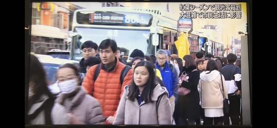 지난 주말 교토의 버스 정류장 앞에 늘어서 있는 관광객들. [TV아사히 화면 캡쳐]