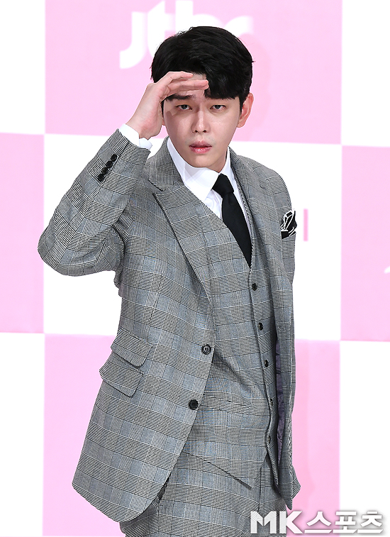 The jtbc Mon-Tue drama Clean Up Once Hot was held at Time Square in Yeongdeungpo, Seoul on the afternoon of the 26th.Actor Yoon Gyun-sang poses at the production presentation of Once clean hot