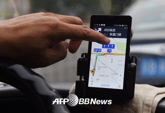 중국 베이징의 한 택시운전사가 지난 2015년 바이두 내비게이션 앱을 이용하고 있는 모습. /AFPBBNews=뉴스1