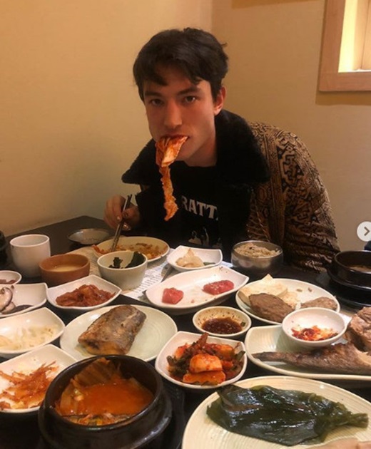 Hollywood actor Ezra Miller is on a Korean Travel.Actor Claudia Kim posted a picture on her instagram on the 26th with an article entitled look whos here! # Ezra Seoul! Kimchi ~.In the photo, there is a picture of Ezra Miller, who is holding kimchi in his mouth among limited food filled with a lot of side dishes.Actors Claudia Kim and Ezra Miller continue to be close friends through Mysterious Animals and Grindelwalds Crimes.I did not come to Korea because of the official schedule, said an official from the Mysterious Animals and Grindelwald Crime in connection with Ezra Millers visit to Korea.It will be a private trip to Travel, he said.Meanwhile, The Mysterious Animals and Grindelwalds Crimes, starring Claudia Kim and Ezra Miller, has recently cruised past 2 million viewers.