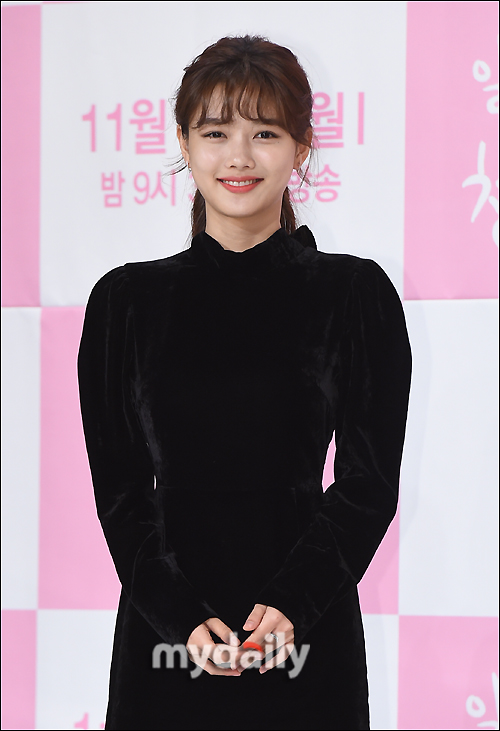Kim Yoo-jung, Mature Beautiful looks <p>Drama, once hot, clean the clean life more important than Hotties cleaning companies CEO joists(Yoon Kyun-sang)and cleanliness than your survival first passionate gardeners to take the standard way of life. Sol(Kim Yoo-jung)In this meet unfold the romance of the same name of the Web toon, ... 26 the first broadcast.</p>