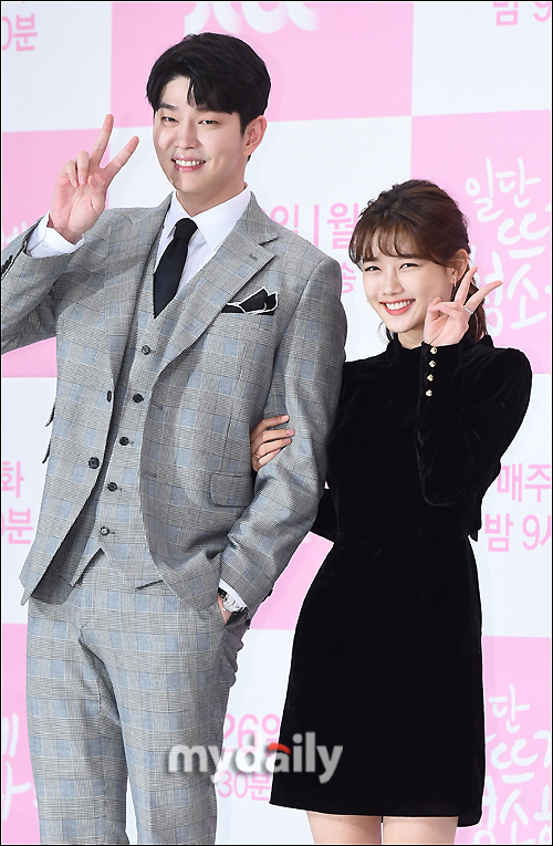 Actors Yoon Kyun-sang and Kim Yoo-jung pose at the JTBC Wall Street drama Once Clean Hot (playplayplayed by Han Hee-jung, directed by Noh Jong-chan) at Amoris Hall in Time Square, Yeongdeungpo, Seoul, on the afternoon of the 26th.The drama Once Clean Up Hot is based on the same name Web toon with a romance that meets with CEO Jang Sun-gyeol (Yoon Kyun-sang), a clean-up cleaning company whose cleanliness is more important than life, and Gil O-sol (Kim Yoo-jung), a passionate man who has survived before cleanliness.The first broadcast on the 26th.