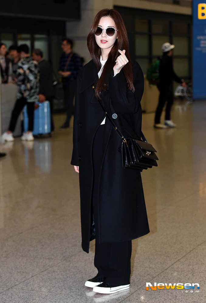 Singer and actor Seohyun finished the Taiwan fan meeting schedule on the afternoon of November 25 and performed Entrance through the Incheon International Airport in Unseo-dong, Jung-gu, Incheon.On this day, Girls Generation Seohyun is leaving Entrance Golden Gate Bridge.