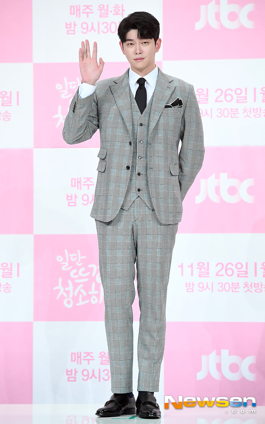 The JTBC New Moonwha drama Once Clean Up Hot (playplayplay by Han Hee-jung/directed by Noh Jong-chan) was presented at the Juamorris Stewart Convention in Time Square, Yeongdeungpo-gu, Seoul, at 2 p.m. on November 26.On that day, Yoon Kyun-sang poses.Once you clean hot starring Yoon Kyun-sang, Kim Yoo-jung, Song Jae-rim, Yoo Sun, Kim Min-kyu, Hakjin, and Cha In-ha, is the CEO of the flower cleaning company, which is more important than life. It is a aseptic healing romance that Kim Yoo-jung meets.