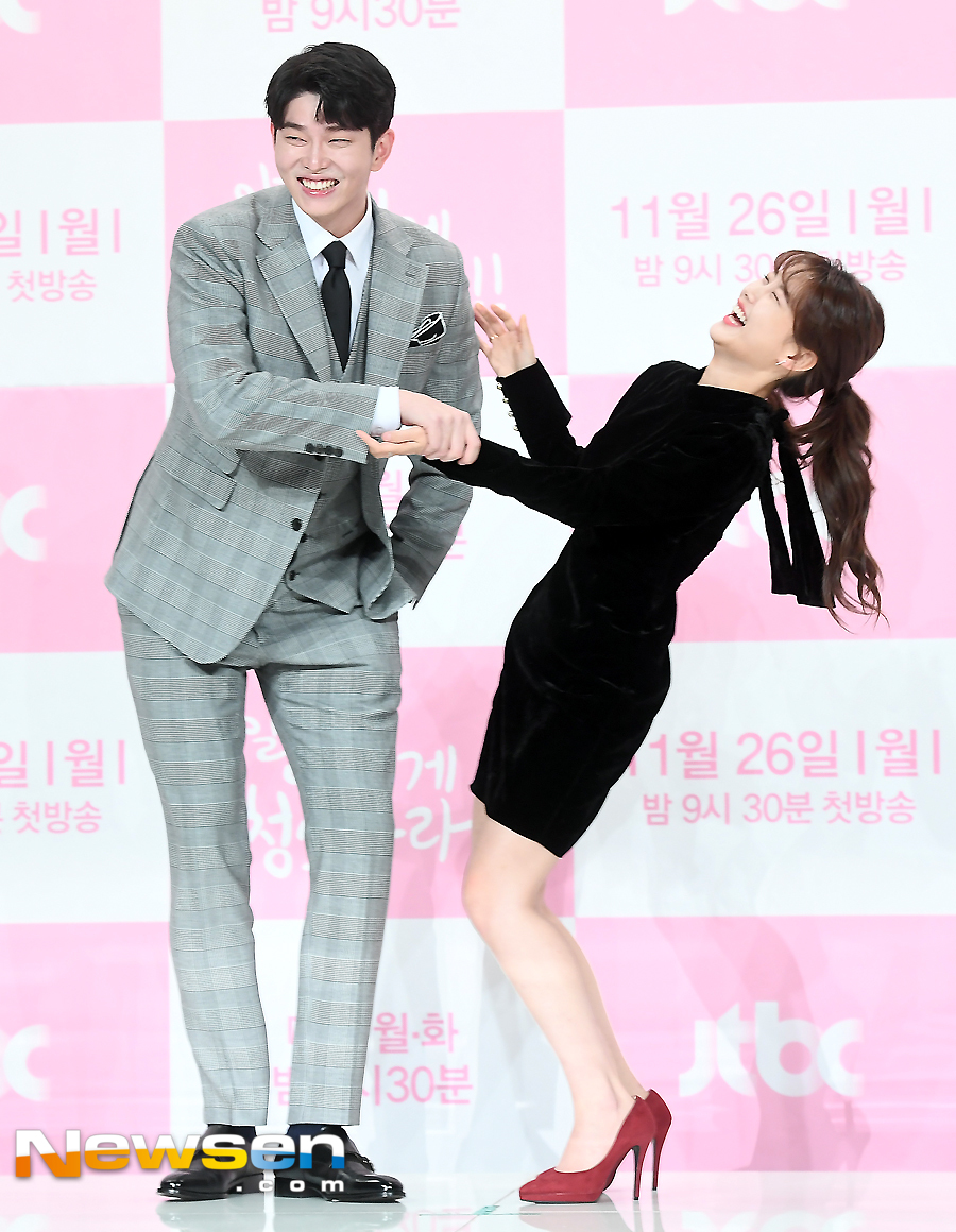 The JTBC New Moonwha drama Once Clean Up Hot (playplayplay by Han Hee-jung/directed by Noh Jong-chan) was presented at the Juamorris Stewart Convention in Time Square, Yeongdeungpo-gu, Seoul, at 2 p.m. on November 26.Kim Yoo-jung Yoon Kyun-sang poses on the day.Once you clean hot starring Yoon Kyun-sang, Kim Yoo-jung, Song Jae-rim, Yoo Sun, Kim Min-kyu, Hakjin, and Cha In-ha, is the CEO of the flower cleaning company, which is more important than life. It is a aseptic healing romance that Kim Yoo-jung meets.