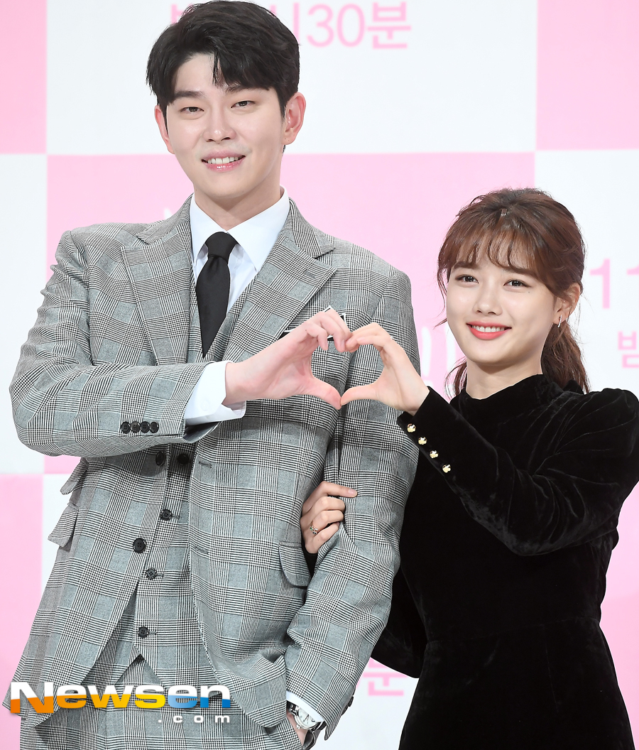 The JTBC New Moonwha drama Once Clean Up Hot (playplayplay by Han Hee-jung/directed by Noh Jong-chan) was presented at the Juamorris Stewart Convention in Time Square, Yeongdeungpo-gu, Seoul, at 2 p.m. on November 26.Kim Yoo-jung Yoon Kyun-sang poses on the day.Once you clean hot starring Yoon Kyun-sang, Kim Yoo-jung, Song Jae-rim, Yoo Sun, Kim Min-kyu, Hakjin, and Cha In-ha, is the CEO of the flower cleaning company, which is more important than life. It is a aseptic healing romance that Kim Yoo-jung meets.