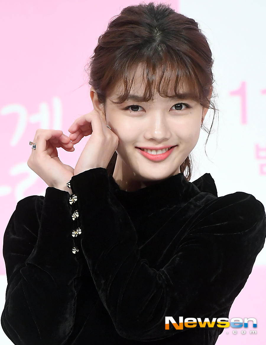 The JTBC New Moonwha drama Once Clean Up Hot (playplayplay by Han Hee-jung/directed by Noh Jong-chan) was presented at the Juamorris Stewart Convention in Time Square, Yeongdeungpo-gu, Seoul, at 2 p.m. on November 26.Kim Yoo-jung poses on the day.Once you clean hot starring Yoon Kyun-sang, Kim Yoo-jung, Song Jae-rim, Yoo Sun, Kim Min-kyu, Hakjin, and Cha In-ha, is the CEO of the flower cleaning company, which is more important than life. It is a aseptic healing romance that Kim Yoo-jung meets.