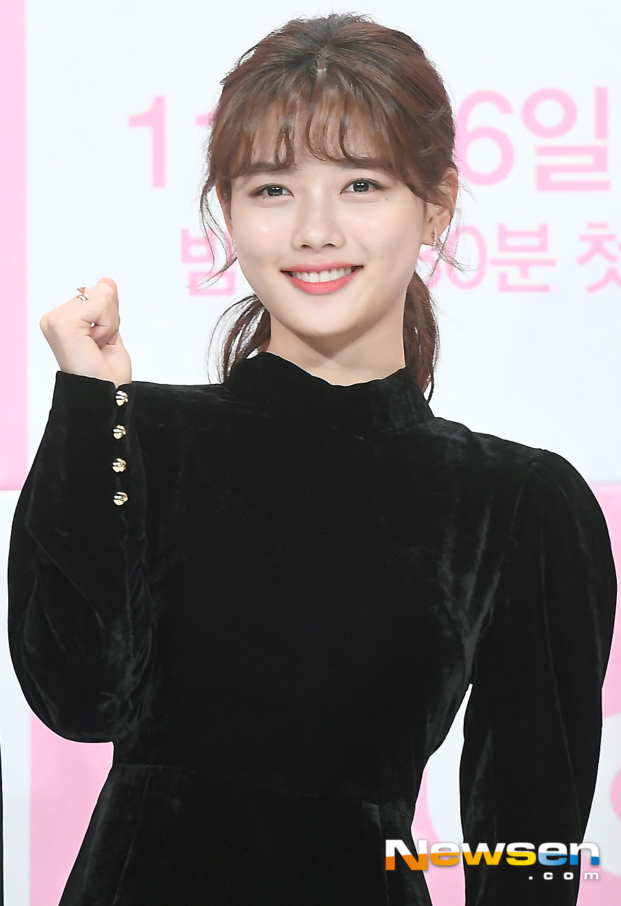 The JTBC New Moonwha drama Once Clean Up Hot (playplayplay by Han Hee-jung/directed by Noh Jong-chan) was presented at the Juamorris Stewart Convention in Time Square, Yeongdeungpo-gu, Seoul, at 2 p.m. on November 26.Kim Yoo-jung poses on the day.Once you clean hot starring Yoon Kyun-sang, Kim Yoo-jung, Song Jae-rim, Yoo Sun, Kim Min-gyu, Hakjin, and Cha In-ha, is a CEO of a flower-sam cleaner who is more important than life. It is a healing romance that Jung meets and unfolds.