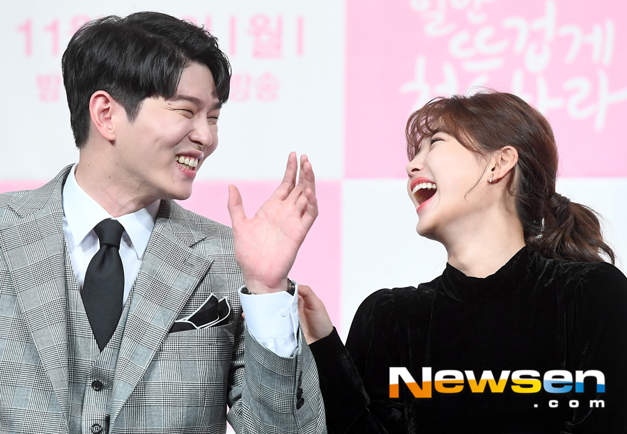 The JTBC New Moonwha drama Once Clean Up Hot (playplayplay by Han Hee-jung/directed by Noh Jong-chan) was presented at the Juamorris Stewart Convention in Time Square, Yeongdeungpo-gu, Seoul, at 2 p.m. on November 26.On this day, Yoon Kyun-sang Kim Yoo-jung is laughing.Once you clean hot starring Yoon Kyun-sang, Kim Yoo-jung, Song Jae-rim, Yoo Sun, Kim Min-kyu, Hakjin, and Cha In-ha, is the CEO of the flower cleaning company, which is more important than life. It is a aseptic healing romance that Kim Yoo-jung meets.