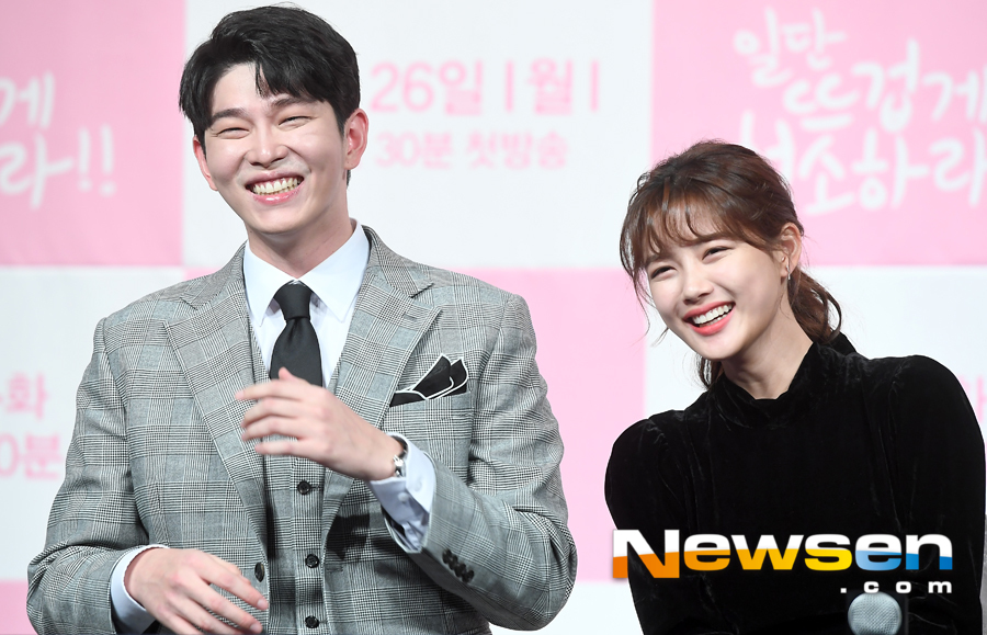 The JTBC New Moonwha drama Once Clean Up Hot (playplayplay by Han Hee-jung/directed by Noh Jong-chan) was presented at the Juamorris Stewart Convention in Time Square, Yeongdeungpo-gu, Seoul, at 2 p.m. on November 26.On this day, Yoon Kyun-sang Kim Yoo-jung is laughing.Once you clean hot starring Yoon Kyun-sang, Kim Yoo-jung, Song Jae-rim, Yoo Sun, Kim Min-kyu, Hakjin, and Cha In-ha, is the CEO of the flower cleaning company, which is more important than life. It is a aseptic healing romance that Kim Yoo-jung meets.