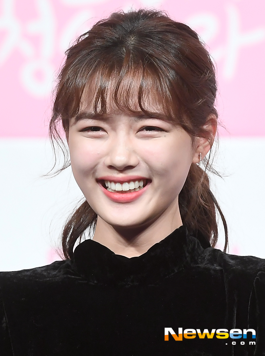 The JTBC New Moonwha drama Once Clean Up Hot (playplayplay by Han Hee-jung/directed by Noh Jong-chan) was presented at the Juamorris Stewart Convention in Time Square, Yeongdeungpo-gu, Seoul, at 2 p.m. on November 26.Kim Yoo-jung is laughing on the day.Once you clean hot starring Yoon Kyun-sang, Kim Yoo-jung, Song Jae-rim, Yoo Sun, Kim Min-gyu, Hakjin, and Cha In-ha, is a CEO of a flower-sam cleaner who is more important than life. It is a healing romance that Jung meets and unfolds.