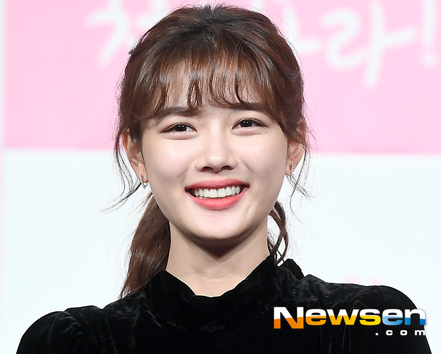 The JTBC New Moonwha drama Once Clean Up Hot (playplayplay by Han Hee-jung/directed by Noh Jong-chan) was presented at the Juamorris Stewart Convention in Time Square, Yeongdeungpo-gu, Seoul, at 2 p.m. on November 26.Kim Yoo-jung is laughing on the day.Once you clean hot starring Yoon Kyun-sang, Kim Yoo-jung, Song Jae-rim, Yoo Sun, Kim Min-gyu, Hakjin, and Cha In-ha, is a CEO of a flower-sam cleaner who is more important than life. It is a healing romance that Jung meets and unfolds.