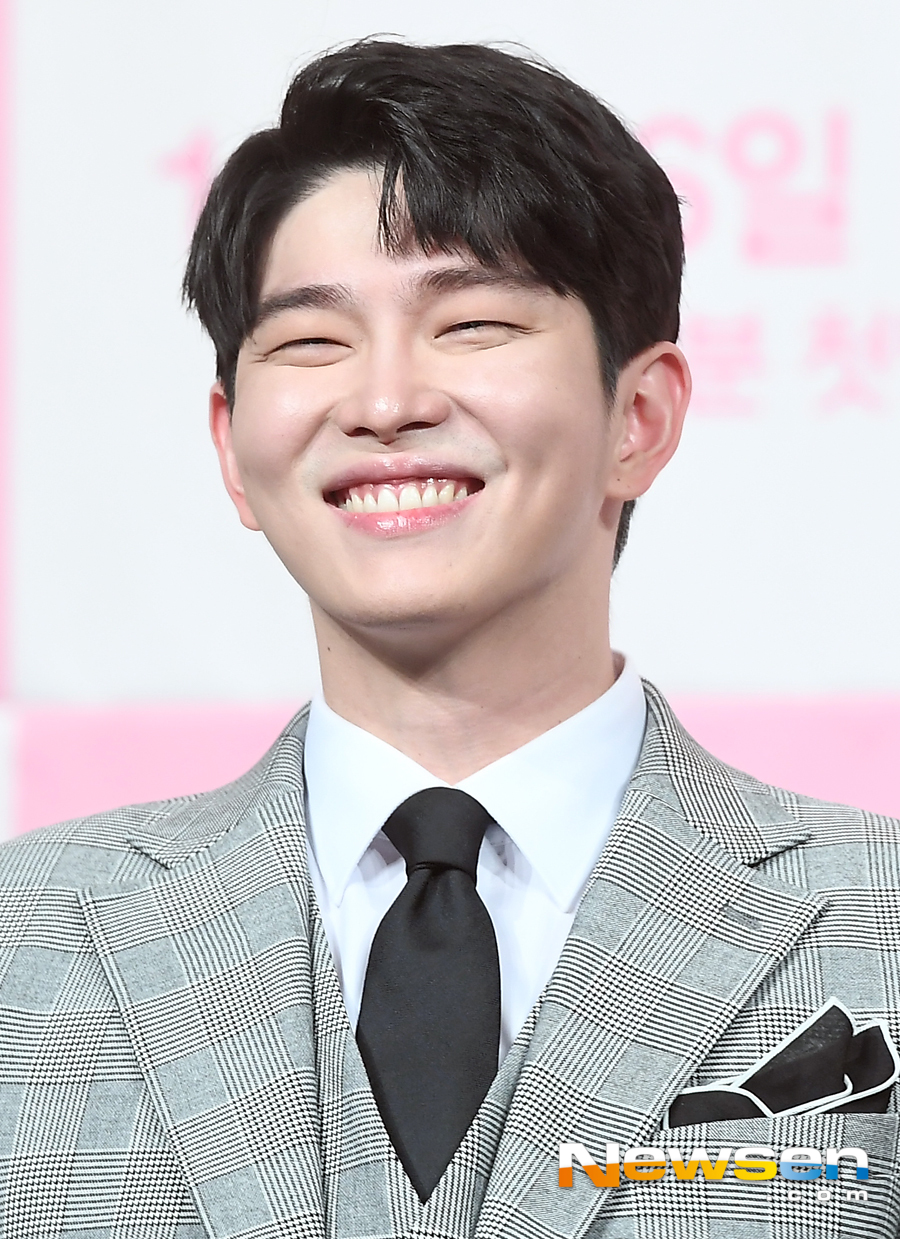 The JTBC New Moonwha drama Once Clean Up Hot (playplayplay by Han Hee-jung/directed by Noh Jong-chan) was presented at the Juamorris Stewart Convention in Time Square, Yeongdeungpo-gu, Seoul, at 2 p.m. on November 26.On this day, Yoon Kyun-sang is laughing.Once you clean hot starring Yoon Kyun-sang, Kim Yoo-jung, Song Jae-rim, Yoo Sun, Kim Min-kyu, Hakjin, and Cha In-ha, is the CEO of the flower cleaning company, which is more important than life. It is a aseptic healing romance that Kim Yoo-jung meets.