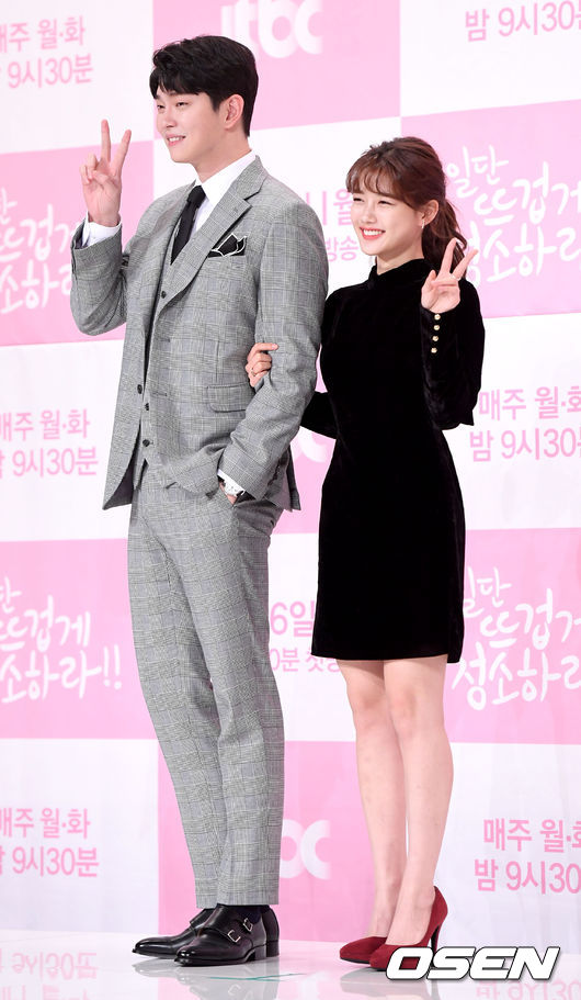 Actor Yoon Kyun-sang and Kim Yoo-jung attended the JTBC New Moon drama Once Hot Clean production presentation held at Time Square in Yeongdeungpo, Seoul on the afternoon of the 26th.