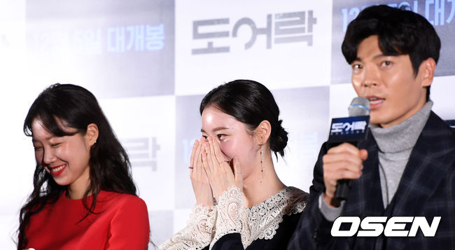 On the afternoon of the 26th, a media preview of the movie Door Rock was held at Megabox Dongdaemun in Jung-gu, Seoul.Actor Gong Hyo-jin and Kim Ye-won smile as Kim Sung-oh speaks