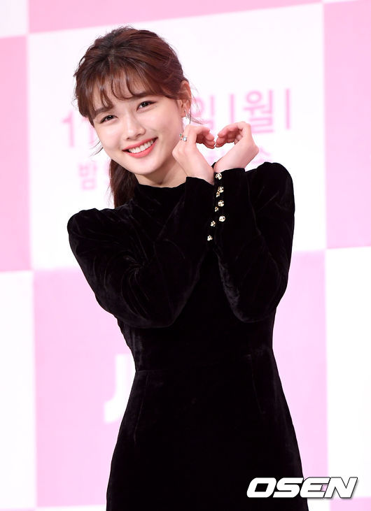 Actor Kim Yoo-jung will finally show his Drama for the first time since he became an adult. Expectations are gathering for Kim Yoo-jung, who returned to the Drama two years after the Gurmigreen Moonlight.Director Roh Jong-chan, Yoon Kyun-sang, Kim Yoo-jung, and Song Jae-rim attended the JTBC New Moon TV Drama Once Hot Clean (playplayplay by Han Hee-jung, director Roh Jong-chan) production presentation at Time Square in Yeongdeungpo, Seoul on the afternoon of the 26th.It is a Drama based on the popular webtoon of the same name, Cleaning up Hot once. It is a sterile-free healing romance that meets and unfolds with CEO Jang Sun-gyeol (Yoon Kyun-sang), a clean-up company that is more important than life, and Jil O-sol (Kim Yoo-jung), a passionate man who is more alive than clean.Kim Yoo-jung decided to appear in the Drama in January and sold out to shoot, but in February, filming was stopped due to health problems and began to receive treatment.Kim Yoo-jungs disease was hypothyroidism and devoted himself to treatment with the care of the production team to concentrate on treatment.It was originally scheduled to air in April following the original Urachacha Waikiki, which was called Once Clean Hot, but it was organized and met viewers in seven months after Kim Yoo-jung was stopped shooting due to health problems.Kim Yoo-jung reported that he was returning to filming in May and started shooting in August.Kim Yoo-jung said at the production presentation, I am working hard to adjust my condition to work healthily, and I am getting the power and shooting hard and fun because the Actors, staffs, and bishops who shoot together take care of me a lot.I think the Drama is so bright and cheerful that I can get a lot of power from filming, and I dont have to worry about that, he said.In particular, Kim Yoo-jung returned in two years after the Drama Gurmigreen Moonlight, which was in close contact with Park Bo-gum. I am still very nervous because I am surprised and nervous to return to the Drama in two years.I read the script Once I clean up hot and read it with fun, laughter and fun. It was a Drama that contains a real person story that people can sympathize with.I participated in the Drama because I thought it was a Drama that could be enjoyed and healed while watching, and I am still shooting hard. Kim Yoo-jung, who met viewers with her first adult performance, attracted attention with her mature appearance. Kim Yoo-jung said, Are you getting much thin? I tried.I lost weight because Song Jae-rim was so thin, he laughed.Kim Yoo-jung has been successful in each of his films, but Yoon Kyun-sang, who is working together, expressed his faith in Kim Yoo-jung. I was worried about the fact that romance is the first Drama to be a main character.I was worried when I first met Kim Yoo-jung, and I was worried because I was older, but Kim Yoo-jung is helping me to rely on me as a senior. I was worried about the long gap, he said, and I wanted to try Rocco before that. He also said that he was worried about the romantic comedy.There are three reasons for choosing this work: an important scenario for an actor, and the best thing about the director wanting me when he meets the director.I was also a fan of Kim Yoo-jung personally and wanted to act with Kim Yoo-jung. I thought that I could rely on him and trust him because he is a senior who has more experience as a partner than I am. Meanwhile, Clean Up Once Hot will be broadcast for the first time at 9:30 p.m. today (26th).