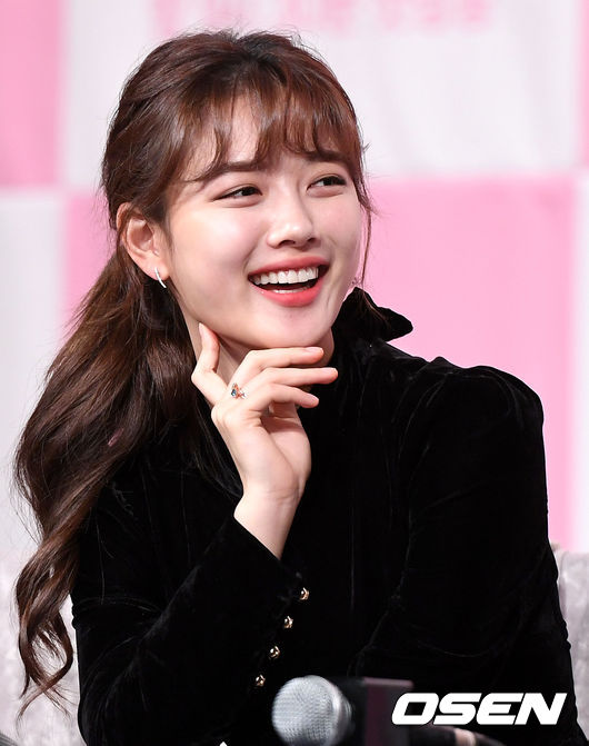 Actor Kim Yoo-jung will finally show his Drama for the first time since he became an adult. Expectations are gathering for Kim Yoo-jung, who returned to the Drama two years after the Gurmigreen Moonlight.Director Roh Jong-chan, Yoon Kyun-sang, Kim Yoo-jung, and Song Jae-rim attended the JTBC New Moon TV Drama Once Hot Clean (playplayplay by Han Hee-jung, director Roh Jong-chan) production presentation at Time Square in Yeongdeungpo, Seoul on the afternoon of the 26th.It is a Drama based on the popular webtoon of the same name, Cleaning up Hot once. It is a sterile-free healing romance that meets and unfolds with CEO Jang Sun-gyeol (Yoon Kyun-sang), a clean-up company that is more important than life, and Jil O-sol (Kim Yoo-jung), a passionate man who is more alive than clean.Kim Yoo-jung decided to appear in the Drama in January and sold out to shoot, but in February, filming was stopped due to health problems and began to receive treatment.Kim Yoo-jungs disease was hypothyroidism and devoted himself to treatment with the care of the production team to concentrate on treatment.It was originally scheduled to air in April following the original Urachacha Waikiki, which was called Once Clean Hot, but it was organized and met viewers in seven months after Kim Yoo-jung was stopped shooting due to health problems.Kim Yoo-jung reported that he was returning to filming in May and started shooting in August.Kim Yoo-jung said at the production presentation, I am working hard to adjust my condition to work healthily, and I am getting the power and shooting hard and fun because the Actors, staffs, and bishops who shoot together take care of me a lot.I think the Drama is so bright and cheerful that I can get a lot of power from filming, and I dont have to worry about that, he said.In particular, Kim Yoo-jung returned in two years after the Drama Gurmigreen Moonlight, which was in close contact with Park Bo-gum. I am still very nervous because I am surprised and nervous to return to the Drama in two years.I read the script Once I clean up hot and read it with fun, laughter and fun. It was a Drama that contains a real person story that people can sympathize with.I participated in the Drama because I thought it was a Drama that could be enjoyed and healed while watching, and I am still shooting hard. Kim Yoo-jung, who met viewers with her first adult performance, attracted attention with her mature appearance. Kim Yoo-jung said, Are you getting much thin? I tried.I lost weight because Song Jae-rim was so thin, he laughed.Kim Yoo-jung has been successful in each of his films, but Yoon Kyun-sang, who is working together, expressed his faith in Kim Yoo-jung. I was worried about the fact that romance is the first Drama to be a main character.I was worried when I first met Kim Yoo-jung, and I was worried because I was older, but Kim Yoo-jung is helping me to rely on me as a senior. I was worried about the long gap, he said, and I wanted to try Rocco before that. He also said that he was worried about the romantic comedy.There are three reasons for choosing this work: an important scenario for an actor, and the best thing about the director wanting me when he meets the director.I was also a fan of Kim Yoo-jung personally and wanted to act with Kim Yoo-jung. I thought that I could rely on him and trust him because he is a senior who has more experience as a partner than I am. Meanwhile, Clean Up Once Hot will be broadcast for the first time at 9:30 p.m. today (26th).