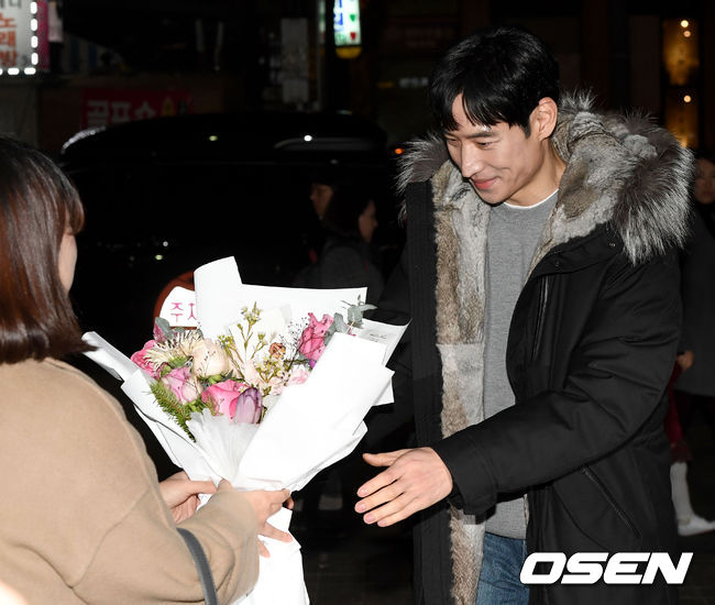 Actor Lee Je-hoon is receiving flowers from fans attending the Drama Star of the Foxes Party with staff at a restaurant in Yeouido, Seoul on the afternoon of the 26th.