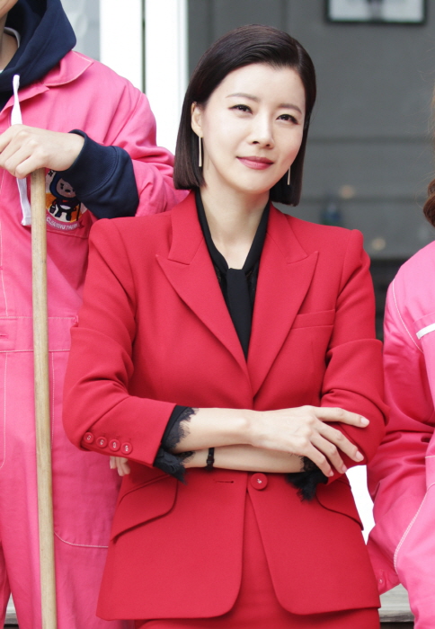 Actor Kim Yoo-jungs return to the country for the first time in two years and the first romantic comedy by Yoon Kyun-sang, Top Model, will be included in Once Clean Hot.Can you clean the viewers who are once hot?At the Amoris Convention on the 5th floor of Time Square in Yeongdeungpo-gu, Seoul on the afternoon of the 26th, JTBCs New Moonhwa Drama should be cleaned hotly (hereinafter referred to as Iltcheong) production presentation was held.Actor Yoon Kyun-sang, Kim Yoo-jung, Song Jae-rim, Yoo Seon and director Roh Jong-chan attended the production presentation.On this day, director Roh Jong-chan said, The story will be developed from the current situation that we meet in the original Web toon.Drama is in the previous situation, each character is passing by for a while, and the relationship continues.I tried to enrich the story by reinforcing the story in reality and reinforcing the limitations of the Web toon story, he said of the difference from the original Web toon.Kim Yoo-jung stood in front of the reporters through his first work, Clean Up Once, which is returning to Drama for the first time since treating hypothyroidism (hyperthyroidism).Kim Yoo-jung said, I am surprised and trembling to visit Drama in two years. I read the script of Ilte Cheong with fun.I think it is a drama that contains a real person story. I thought it was a drama that could have a healing mind, so I participated. Yoon Kyun-sang said, This is the first time that romance is the main character of Top Model in Romance Acting, which is different from what I have shown through Drama.I was worried. I was worried when I first met Yu-Jeong. I was older.However, Yu-Jeong is helping a lot as a senior.  I do not think I was worried at first, so I am playing in the field and shooting fun.So Im taking a good shot at Rocco, and I think hes doing it smoothly.Director Roh Jong-chan began this story with the concept of  throwing a warm message to young people who have encountered the walls of this era when preparing the artist and this work about the triangle relationship of Yoon Kyun-sang, Kim Yoo-jung and Song Jae-rim in the play.I think it will be a warm word for one character and a situation where love is amplified in it and it is kept by my side. On the reason why Yoon Kyun-sang returned to Drama after a long time and said, I wanted to try Rocco before that. I wanted to play such a role.The reason I did this work Choices was the scenario, the director, I think it was best that the director wanted me.I was also a fan of Kim Yoo-jung Actor personally, and I wanted to try Acting with Kim Yoo-jung.I thought I could do it by relying on my seniors because they have a lot of experience. Kim Yoo-jung returned to Ilte Cheong after recovering his health and asked if it was difficult to shoot. I am trying to work more healthily in the future.Im trying to control myself, and Im taking care of Actor, staff, and director who are shooting together.I am getting that power and shooting fun.  Drama is bright and has a strong feeling of giving strength to each other, so I get a lot of power while shooting.I dont think you should worry about it, he said, drawing attention.Kim Yoo-jung and Yoon Kyun-sang, who show romance acting with this drama, commented on Kim Yoo-jungs charm, Yu-Jeong will feel like you are seen, but there are many love and charms.I feel a lot more adorable when I act, and I think thats the charm of an actor named Kim Yoo-jung, he said.On the other hand, Cleaning once Hot is a sterile healing romance that meets with CEO Jang Sun-gyeol (Yoon Kyun-sang), who is more important than life, and Kim Yoo-jung, a passionate Manleb drunk who is more alive than clean.The first broadcast on the 26th at 9:30 p.m.