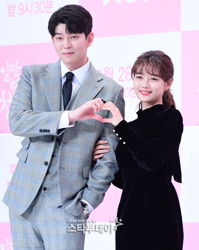 Actor Yoon Kyun-sang and Kim Yoo-jung are attending the production presentation of Drama Once Hot Clean held at Time Square in Yeongdeungpo on the afternoon of the 26th.