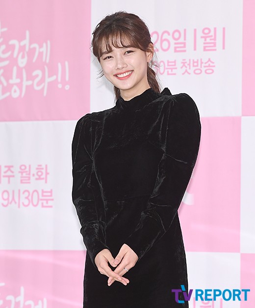 Actor Kim Yoo-jung attends the JTBC Wall Street drama Once Clean Hot (director Noh Jong-chan, playwright Han Hee-jung) production presentation at Time Square in Yeongdeungpo-gu, Seoul on the afternoon of the 26th.It will be broadcast today with the No-Bacterial healing romance, which is held by CEO Jang Sun-gyeol (Yoon Kyun-sang), a clean-up company that is more important than life, and Kim Yoo-jung, a passionate man who has survived before cleanliness.