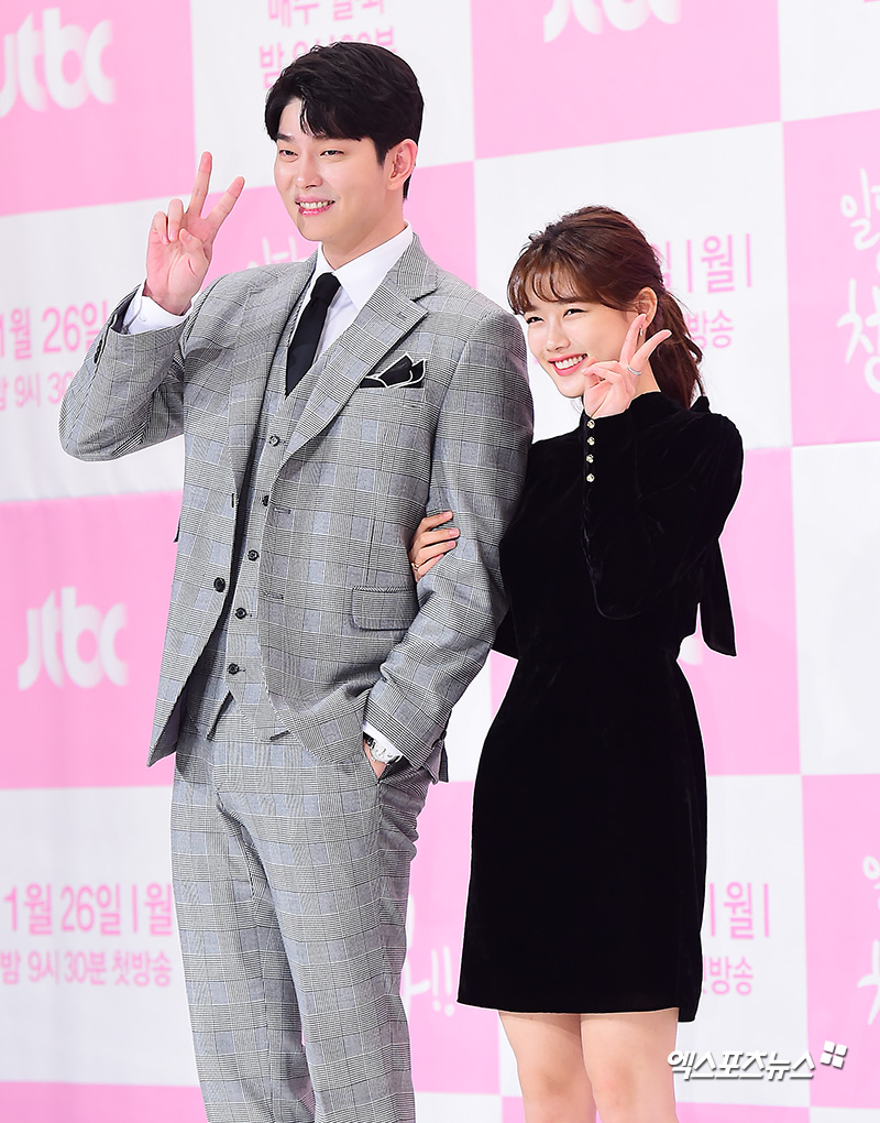 On the afternoon of the 26th, Yoon Kyun-sang and Kim Yoo-jung attended the JTBC New Moon drama Once Clean Hot production presentation held at Amoris Hall in Time Square, Yeongdeungpo-dong, Seoul.
