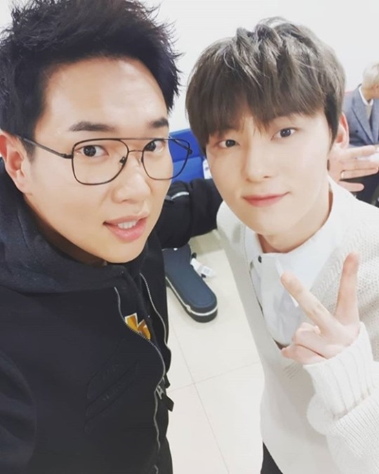 An announcer Jang Sung-kyu has released a photo of Wanna One Hwang Min-hyun.Jang Sung-kyu wrote on his Instagram account on the 26th, Its a Wanna One special from today; Watch Heart, Ill go uploading order unruly.I posted a picture with the article Check in the subtype because I was able to take two shots like this.Jang Sung-kyu in the public photo is taking a friendly pose with Hwang Min-hyun.Hwang Min-hyun shot a fan-shy by putting knit on his shirt and creating cute fashion.The JTBC entertainment program Knowing Brother starring Wanna One will be broadcast on December 1.Photo = Jang Sung-kyu Instagram