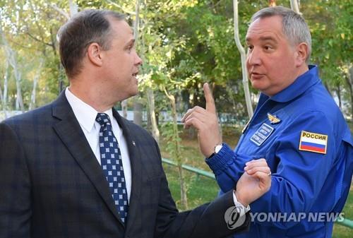 대화 중인 로고진(오른쪽) 사장과 브라이든스타인 NASA 국장. [이타르타스=연합뉴스]