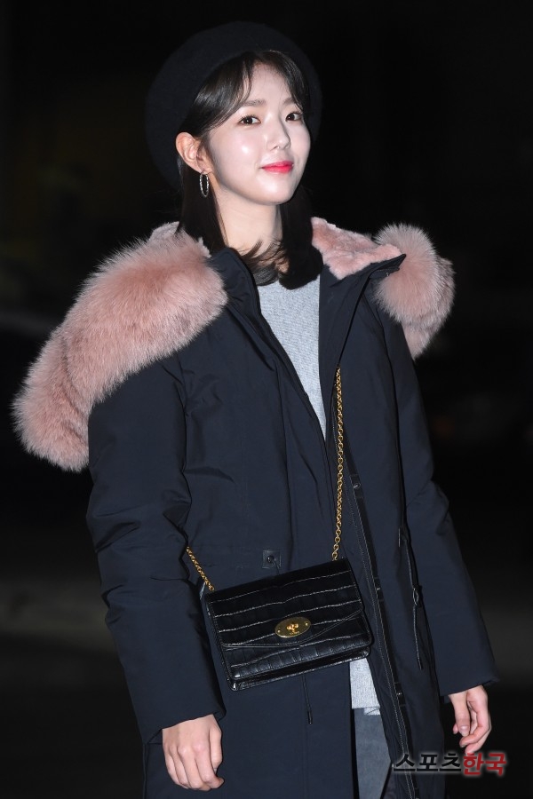 Chae Soo-bin is attending the SBS Drama Yoo Woo-gak, which was held at a restaurant in Yeouido-dong, Yeongdeungpo-gu, Seoul on the afternoon of the 26th.Fox Gangshi Star is a human meloDrama that confronts people in Incheon International Airport for a year with a secret new recruit and a sad story.Lee Je-hoon, Chae Soo-bin, Lee Dong-gun, Kim Ji-soo, Kim Kyung-nam and others will appear.