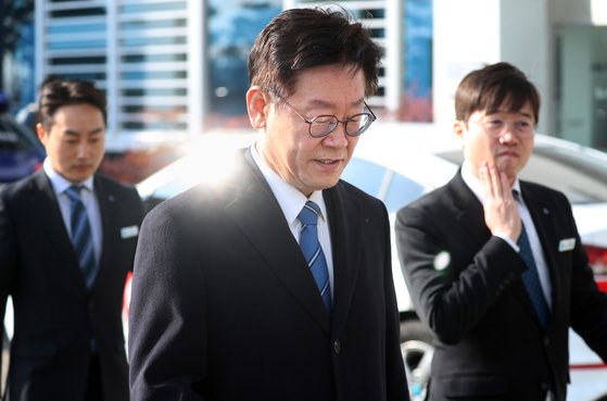 이재명 경기도지사가 26일 경기도 수원시 경기도의회에서 본회의가 끝난 뒤 이동하고 있다. [뉴스1]