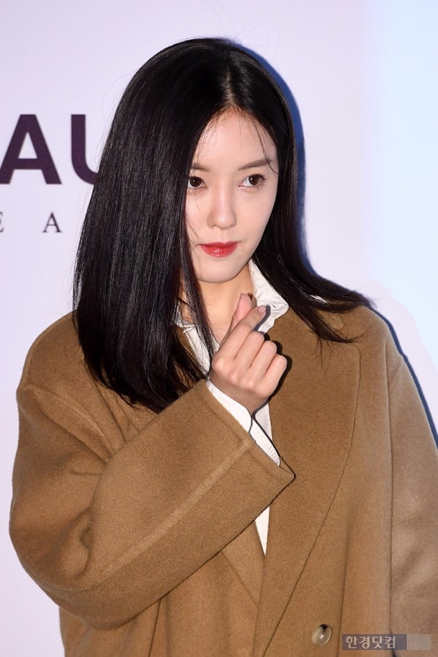 Singer Hyomin attended the opening photo wall Event held at Raum East in Sinsa-dong, Seoul on the afternoon of the 27th.