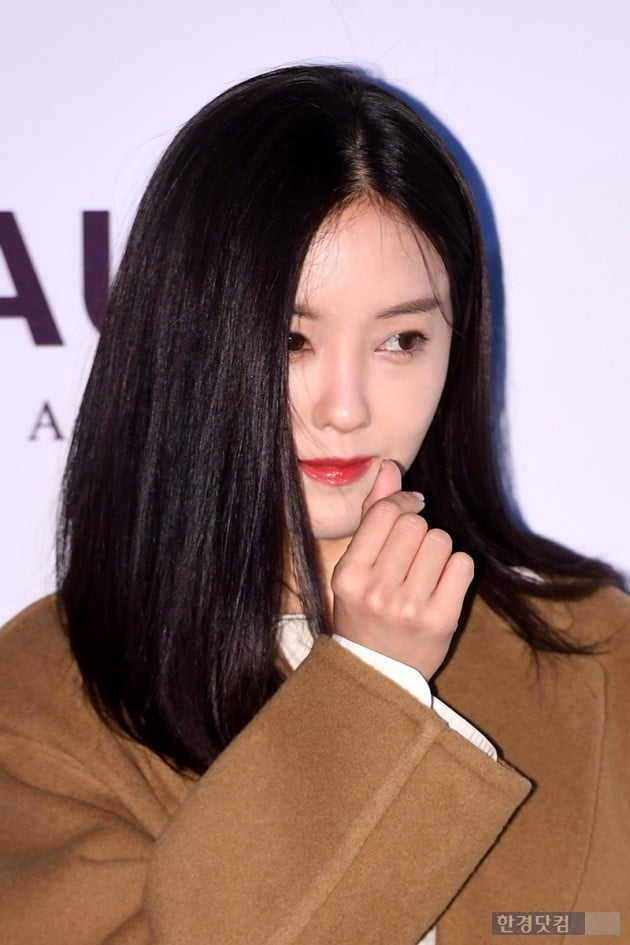 Singer Hyomin attended the opening photo wall Event held at Raum East in Sinsa-dong, Seoul on the afternoon of the 27th.