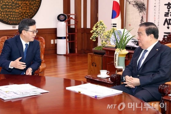 【서울=뉴시스】이종철 기자  = 김동연 경제부총리 겸 기획재정부 장관이 26일 서울 여의도 국회에서 문희상 국회의장을 만나 예산안 처리를 부탁하고 있다. 2018.11.26.  jc4321@newsis.com  <저작권자ⓒ 공감언론 뉴시스통신사. 무단전재-재배포 금지.>