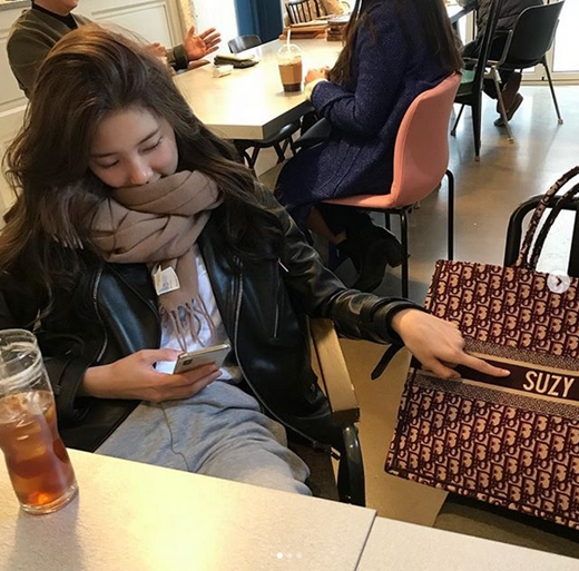 Bae Suzy robs Sight with innocent beautiful looksBae Suzy released the photos on her Instagram account on Wednesday with an article entitled Cute.In the photo, there is a picture of Bae Suzy pointing to a luxury bag with his name on it.But Bae Suzys Beautiful looks more robed Sight than bags.Meanwhile, Bae Suzy will appear on Drama Vagabond, which is scheduled to air next year.