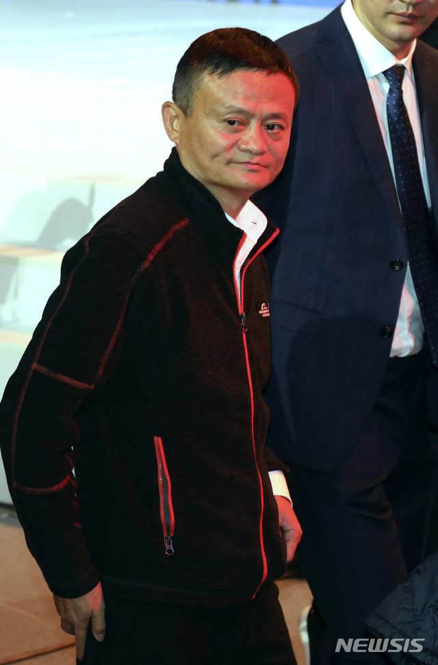 【상하이=AP/뉴시스】마윈 알리바바 회장이 11일 중국 상하이에서 광군제 개시를 선언한 후 자리를 떠나고 있다. 올해 광군제 매출은 사상최고인 2135억 위안을 기록했다. 2018.11.12