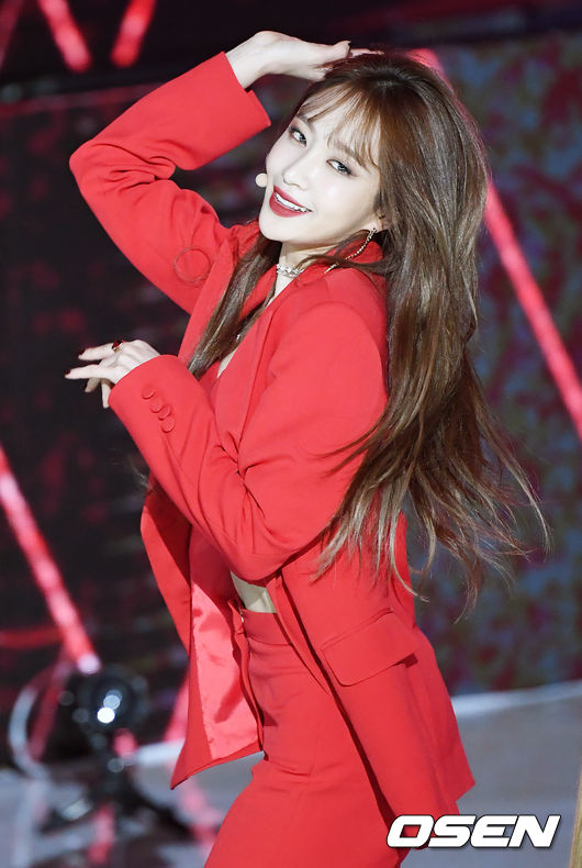 EXID Hani is showing off a spectacular stage at SBS MTV The Show live broadcast at the Sangam-dong SBS Prism tower Auditorium in Mapo-gu, Seoul on the afternoon of the 27th.